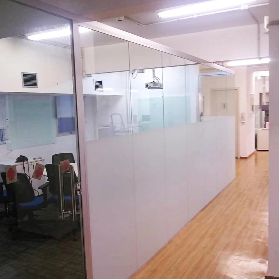 Divisoria de vidro com porta de correr